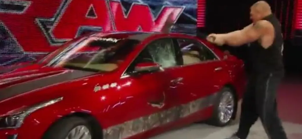 Il wrestler distrugge a colpi d'ascia la nuova Cadillac CTS