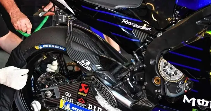 Yamaha ruba il segreto alla MotoGP: ecco lo swingarm intelligente