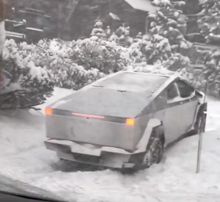 Tesla Cybertruck rimane bloccato nella neve: divampano le polemiche sul web [VIDEO]