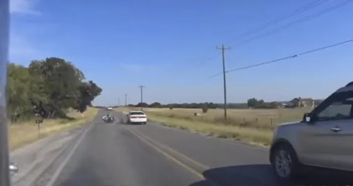 Auto sbanda e sperona un motociclista [Video]