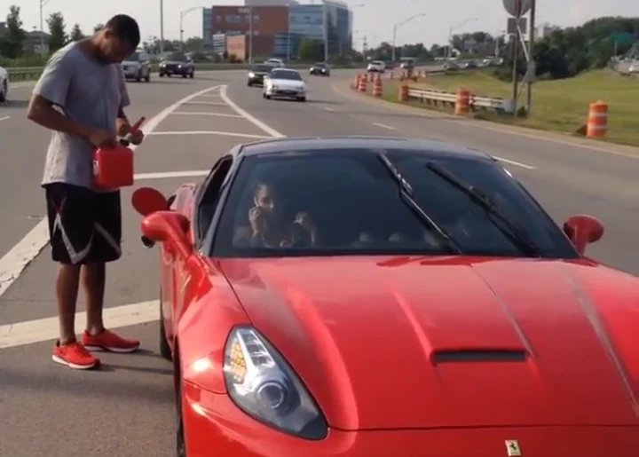 Ferrari California: un giocatore del campionato NBA resta senza benzina in autostrada