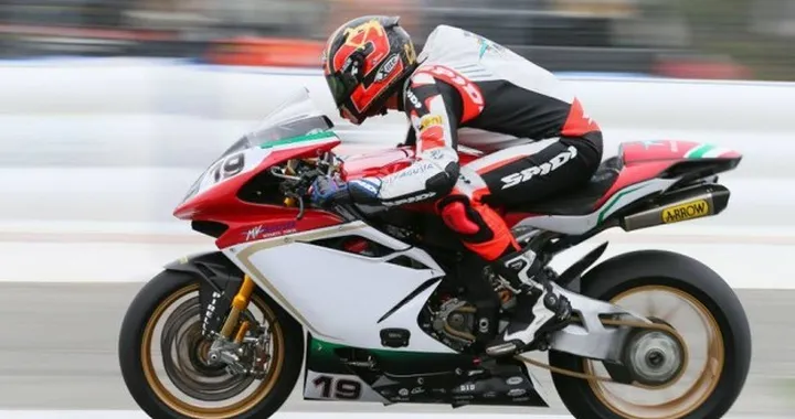 SBK 2015: Leon Camier in pista con la nuova F4 RC