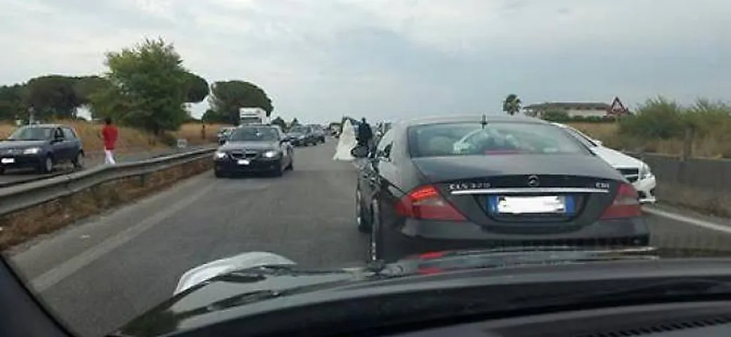 Corteo nuziale blocca l'autostrada, auto sequestrate