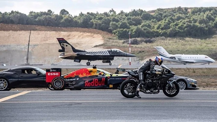 Kawasaki H2R sfida supercar e un caccia F-16 [Video]