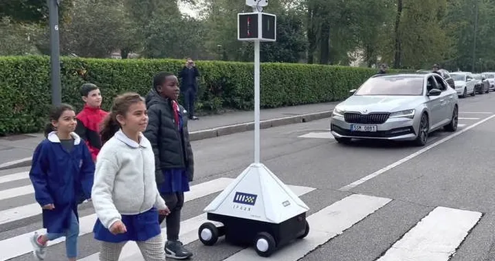 Milano: arriva il robot che aiuta ad attraversare la strada [Video]