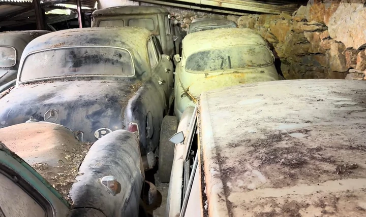 Scopre oltre 60 auto classiche abbandonate: ci sono rarità dimenticate da decenni