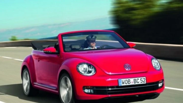 Volkswagen Maggiolino Cabriolet 2013: nuove immagini ed informazioni