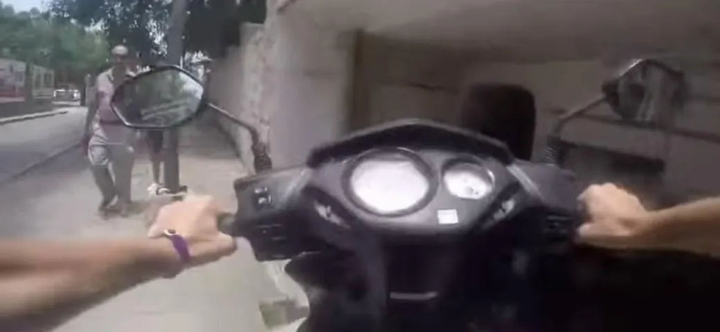 Cade con lo scooter in modo incomprensibile [Video]