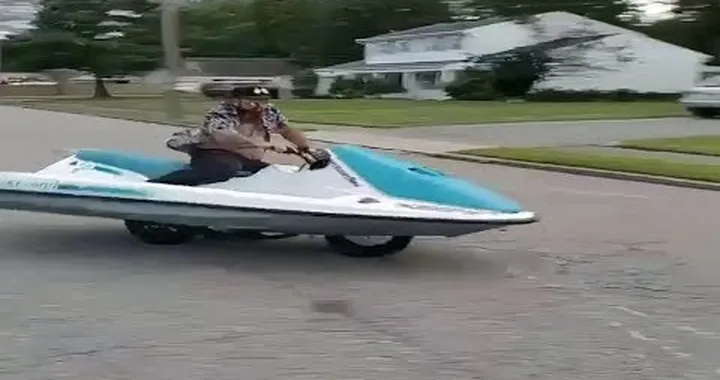 Moto trasformata in acquascooter stradale [Video]