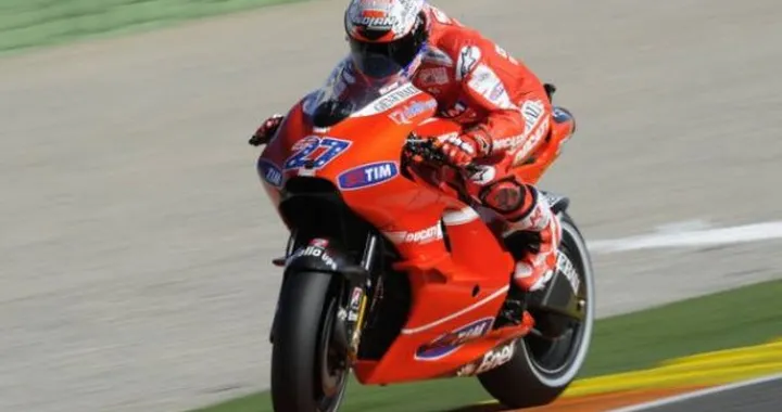 Stoner, "frustata" alla Zorro. Zampata di Simoncelli. Gran recupero di Rossi