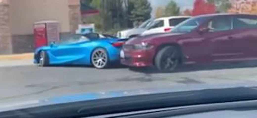 Retromarcia col botto per la McLaren 720S | Video