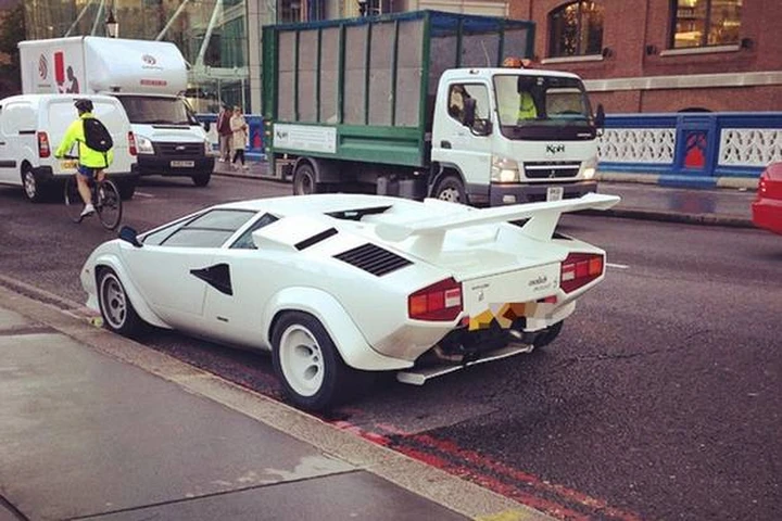 Qualcuno ha abbandonato una Lamborghini Countach sul Tower Bridge