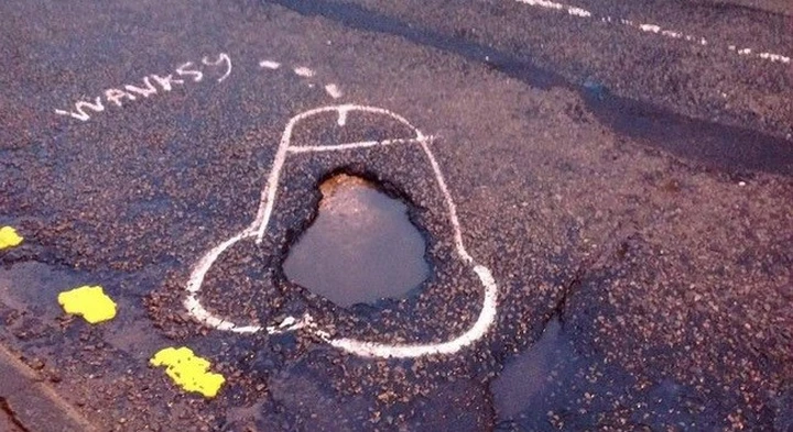 Buche in strada? In UK le segnalano così...