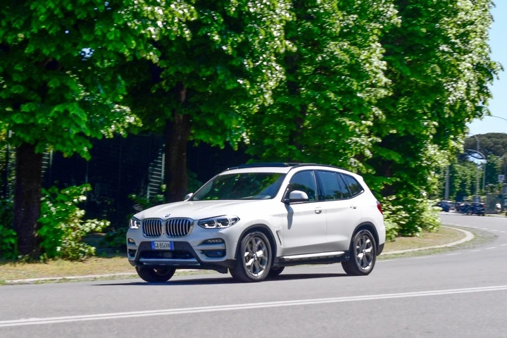 BMW X3 30e: prova su strada