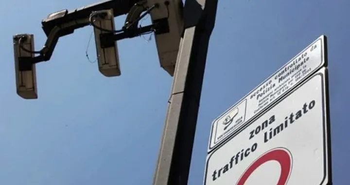 Violano la ZTL con l'asciugamano sulla targa: beccati