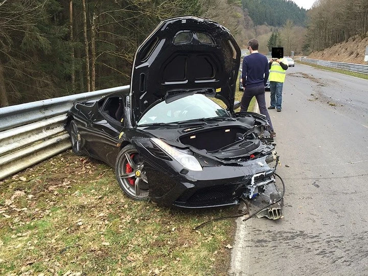 Incidente con la Ferrari: per ripararla chiede aiuto alla rete