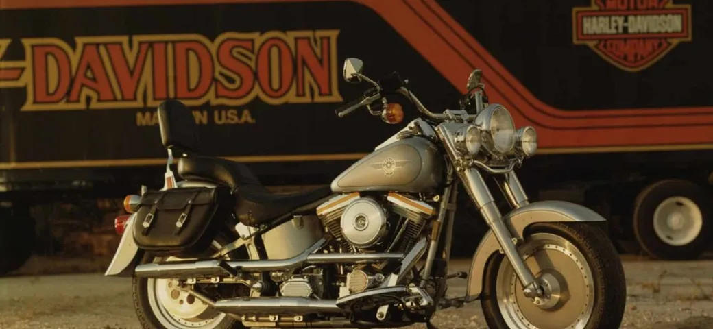 Il ritorno del fantasma grigio: Harley-Davidson Fat Boy Grey Ghost 2025 è leggenda pura