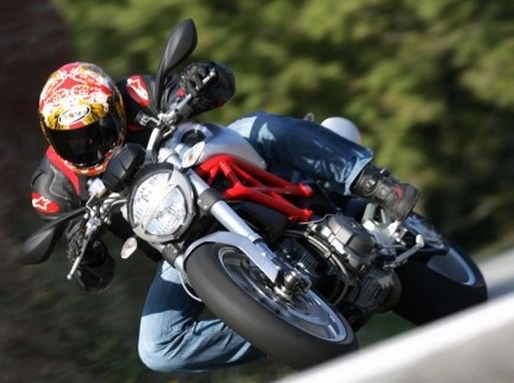 Tor Sagen prova il Monster 1100