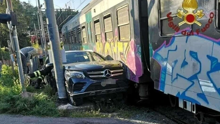 Incidente assurdo per una Mercedes, finita contro il treno