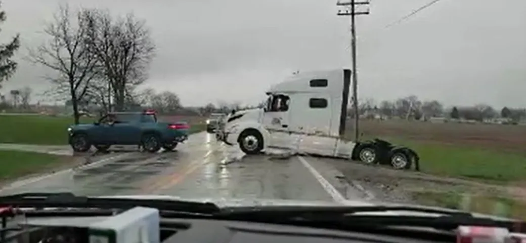 Il Rivian R1T traina un TIR sotto la pioggia [video]