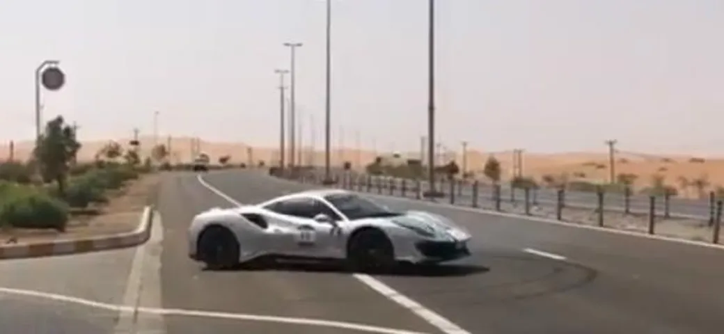 Ferrari 488 Pista: burnout ad Abu Dhabi per Ferrari Cavalcade 2019 [Video]