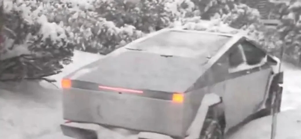 Tesla Cybertruck rimane bloccato nella neve: divampano le polemiche sul web [VIDEO]