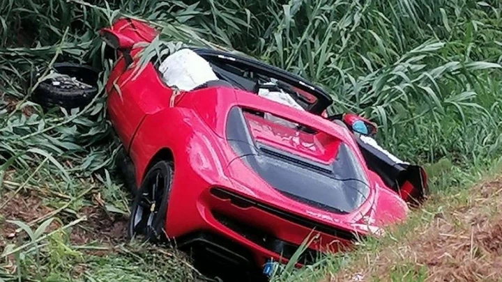 Perde il controllo e finisce nel fosso: costosa Ferrari va ko