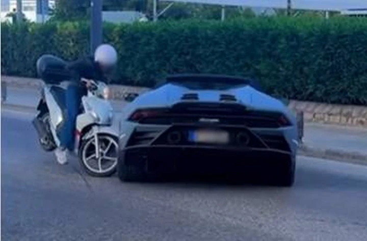 Lamborghini Huracán EVO Spyder colpita da uno scooter all'incrocio | Video