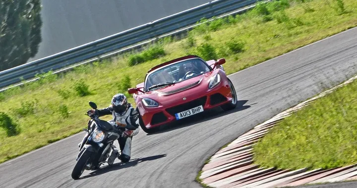 MV Agusta Brutale 800 vs Lotus Exige S: la nostra sfida