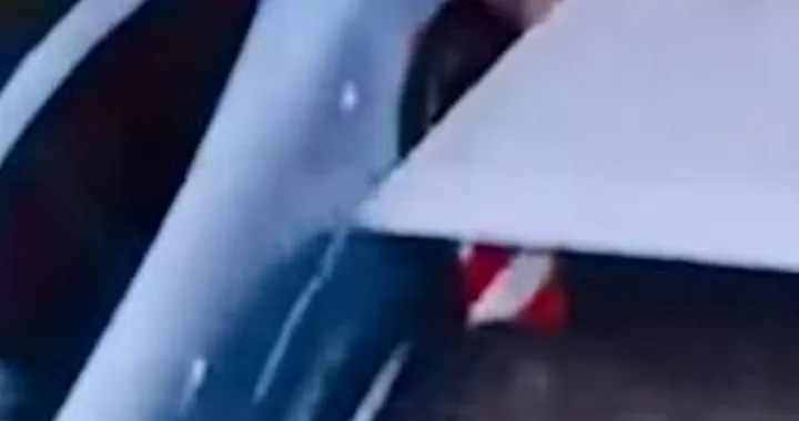 Porsche Taycan in carica colpita dalla sponda idraulica di un camion | Video