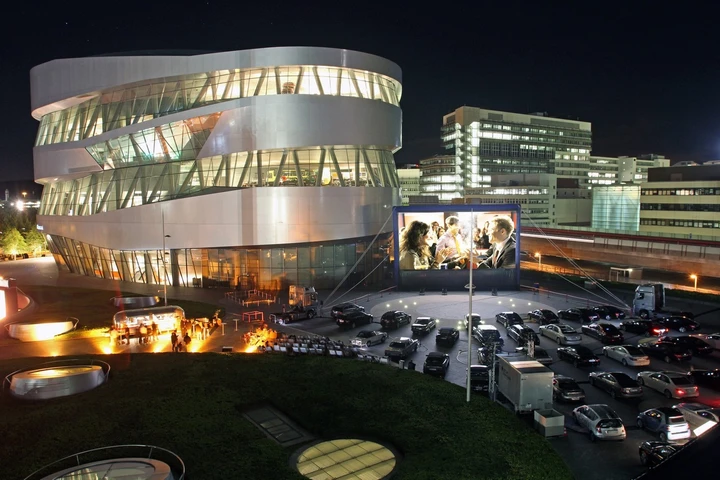 Mercedes-Benz Museum: rinasce il cinema drive-in