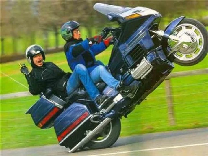Foto del giorno: Goldwing up!