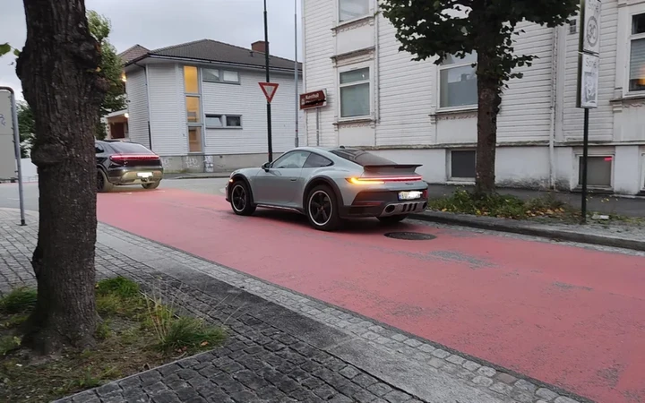 Una Porsche 911 Dakar si sostituisce al bus della scuola