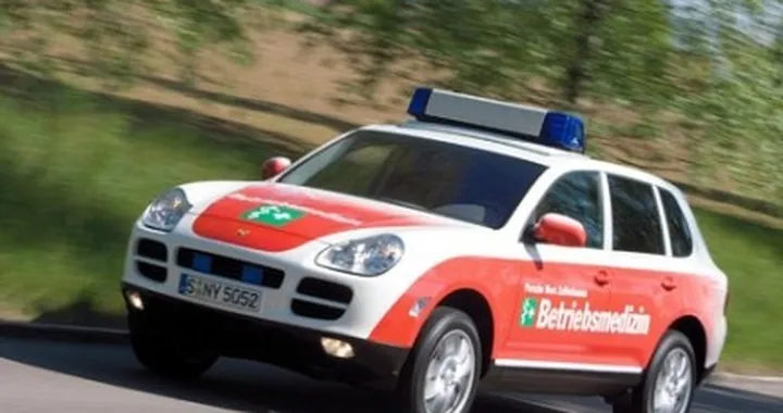 Una Porsche Cayenne in versione ambulanza