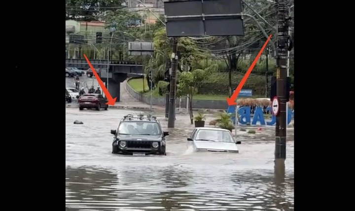 La vecchia Fiat Uno umilia la Jeep Renegade in un tratto allagato