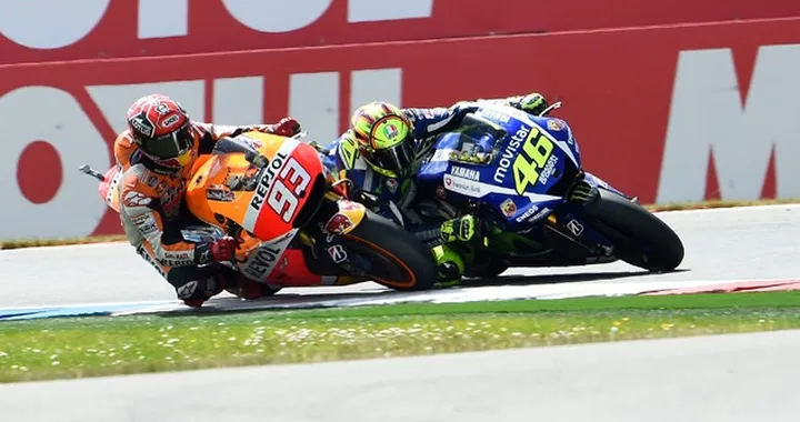 Il Dottor Costa "bacchetta" Rossi: "Marquez vincitore morale" [FOTO sorpasso]