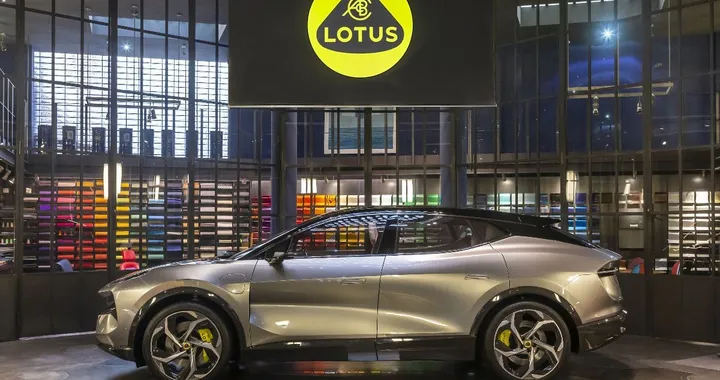 Lotus Eletre: il SUV elettrico svelato a Milano