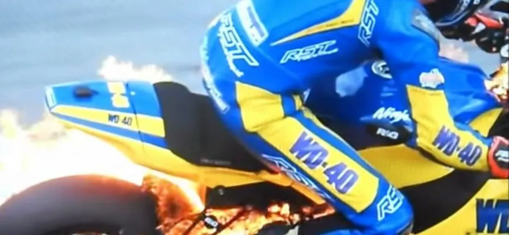 British Superbike: la Kawasaki di Mackenzie va a fuoco [Video]