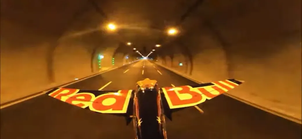 Nel tunnel autostradale in aereo a 245 km/h: l'italiano Dario Costa è da record [Video]
