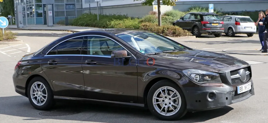 Mercedes CLA 2016: foto spia del facelift