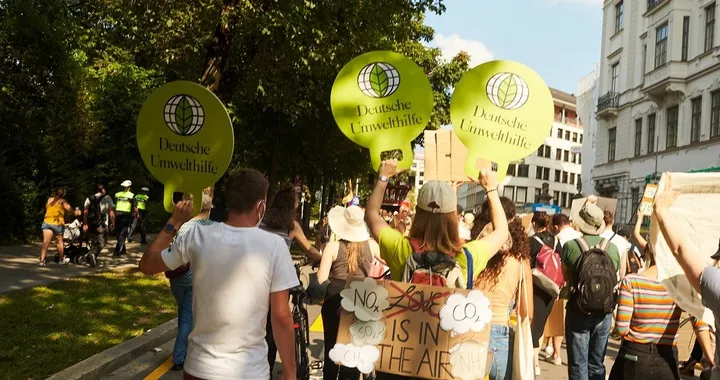 Germania, ambientalisti denunciano Bmw e Daimler: «Poco impegno per ridurre le emissioni»