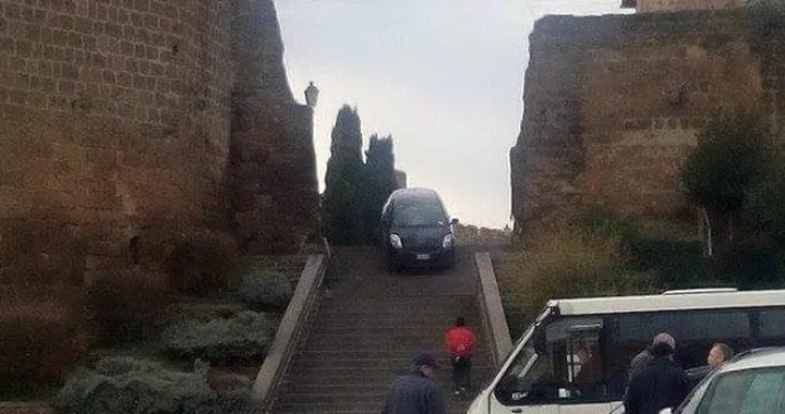 Scambia una scalinata per una strada: Yaris rimane bloccata tra i gradini