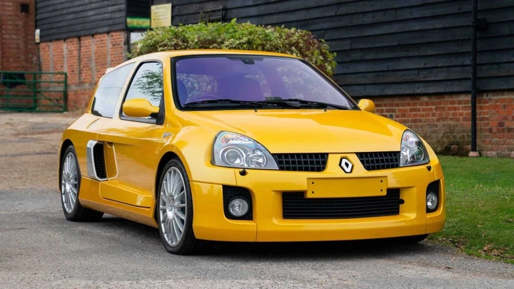 Renault Clio V6, all’asta uno straordinario esemplare con soli 1600 km