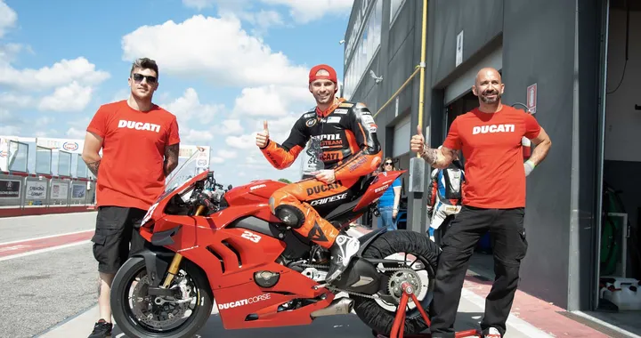 Ducati Panigale V4 S: pronta a competere con gli accessori Ducati Performance