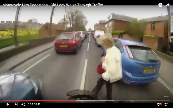 Motociclista investe una signora anziana [Video]