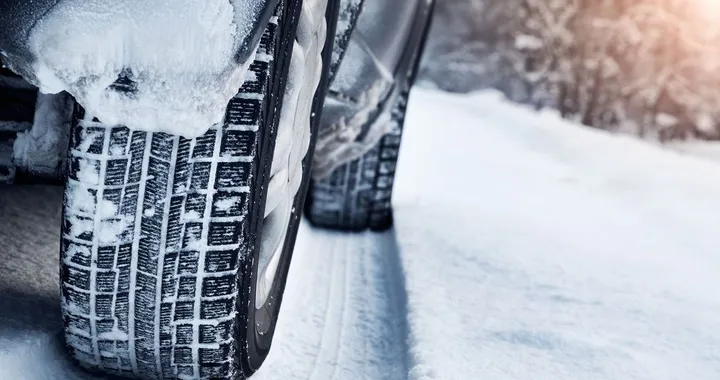 Gomme invernali o catene a bordo 2022-2023: la guida sull’obbligo di legge