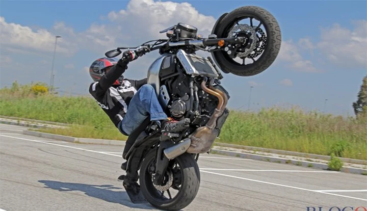 Yamaha XSR 700: il video-stunt dal gusto retrò
