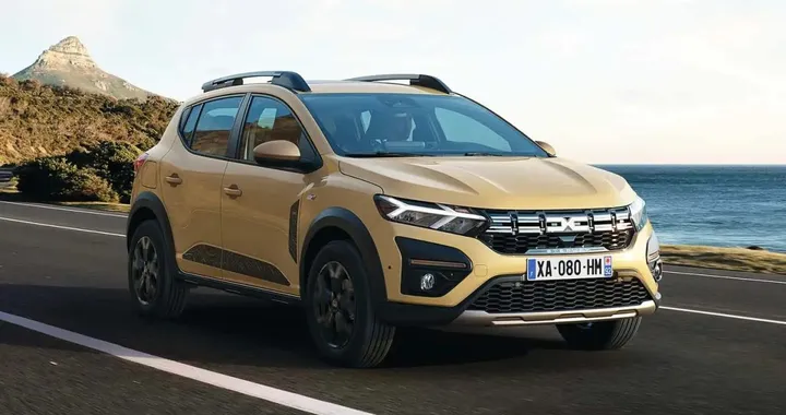 Dacia Sandero, l'auto più venduta d'Europa cede al restyling: fra le novità anche l'ibrido