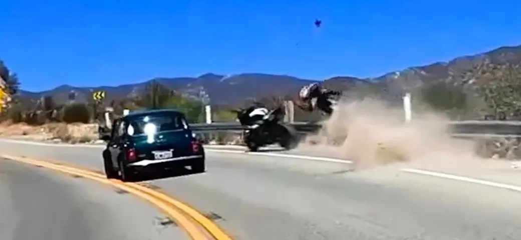 L'incauto sorpasso del motociclista diventa una tragedia sfiorata [Video]
