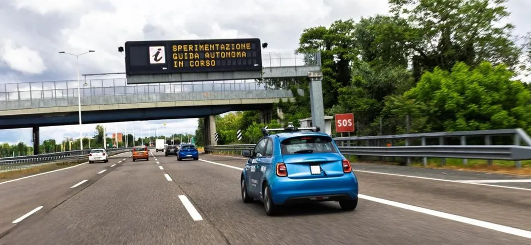 Fiat 500e percorre 8 km senza conducente: un traguardo per la guida autonoma in Italai